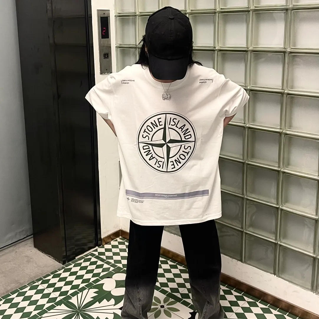 W616#P110💰 [Stone lsland/Stone Island summer new short-sleeved T-shirt with big green compass print on the chest] ⚠️[Original creation, high control of details] Made of 260g combed cotton 32-count double yarn - Simple basic versatile style, original single quality, the first choice for couples. - Made in a large factory, four needles and five threads on the shoulder, neatly arranged, high quality workmanship. - Same style for men and women, very versatile, one piece for each person Details are clearly visible. Color: Black White Size: M L